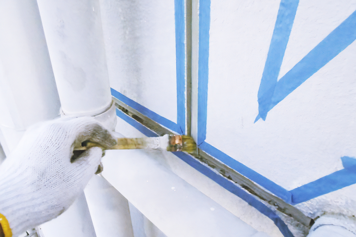 外壁シーリング(コーキング)の打ち替えの様子：定期的な補修が必要になるシーリングも外壁塗装と同時に行うのがおすすめです